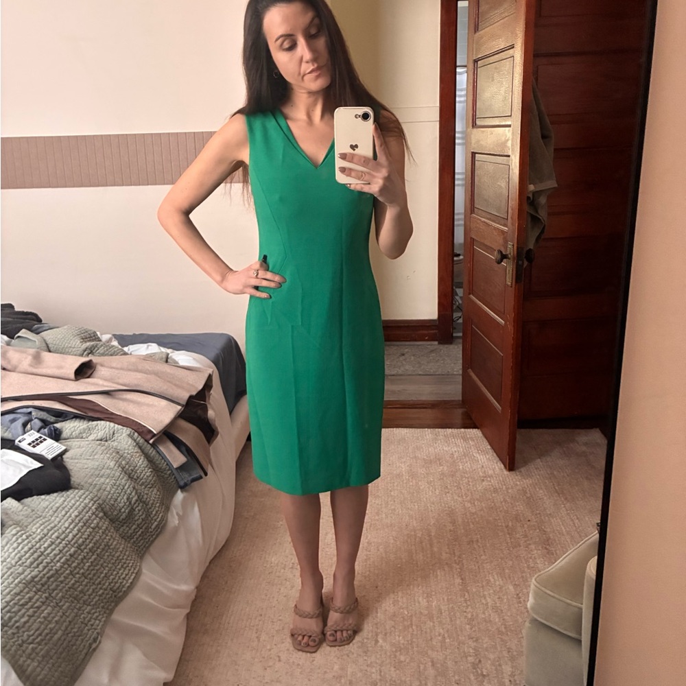Fitted Size 2 Green Tahari V-Neck Sheath Dress - Classic Women's Dress